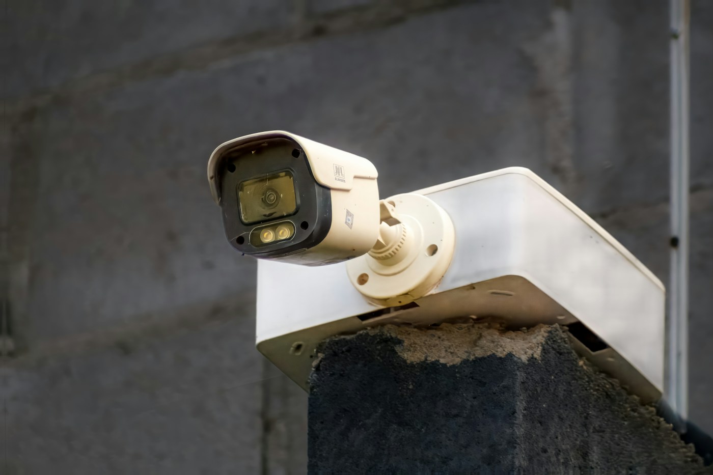 Caméra de vidéosurveillance installée en extérieur