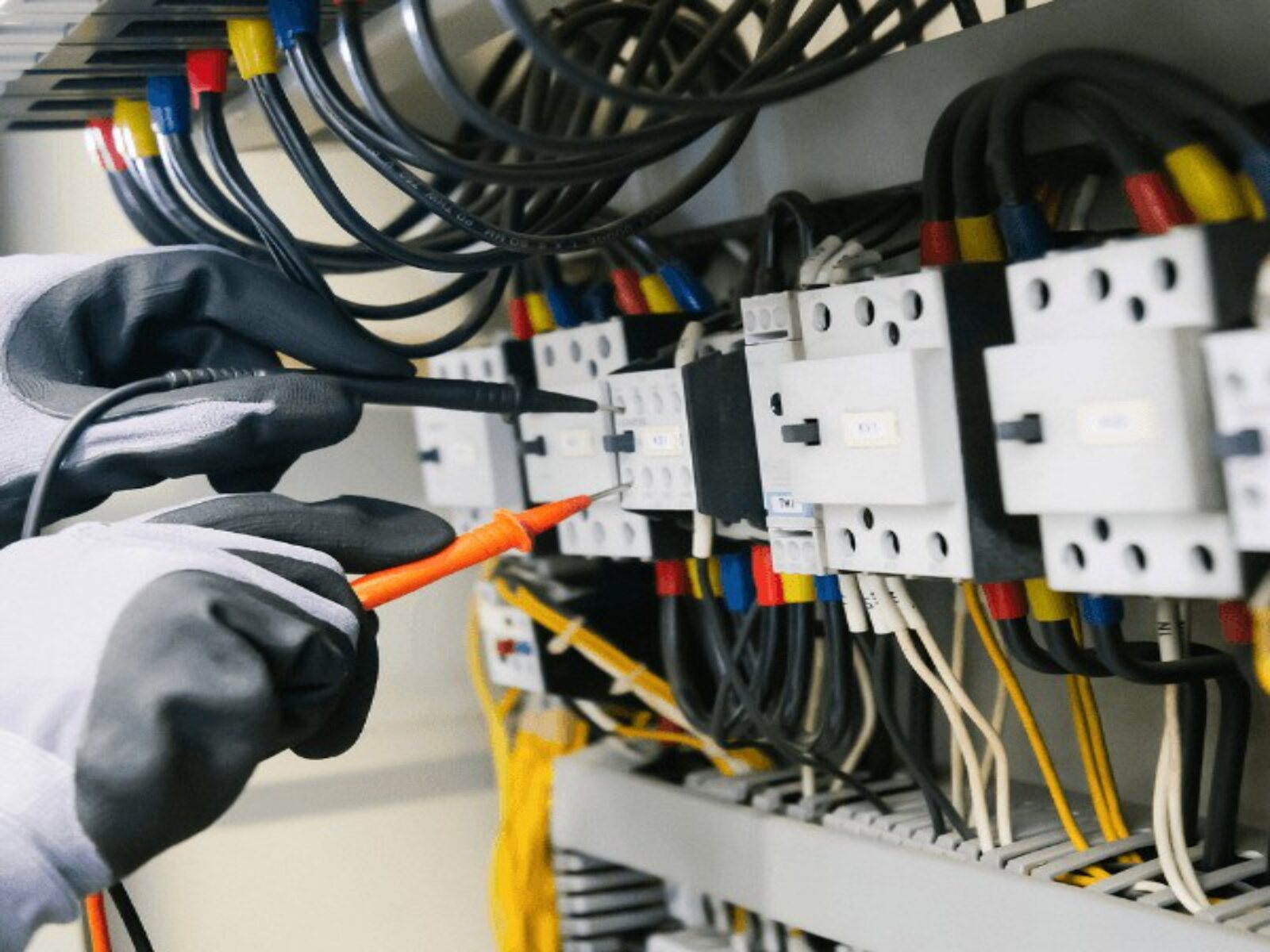 Technicien intervenant sur un tableau électrique